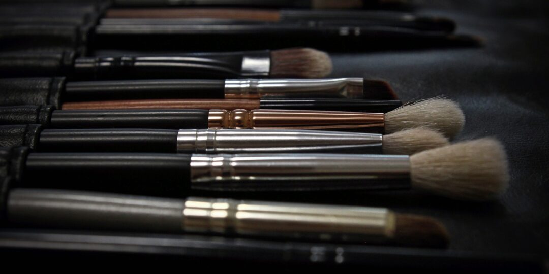 best makeup tutorials - image of a makeup kit, mostly brushes