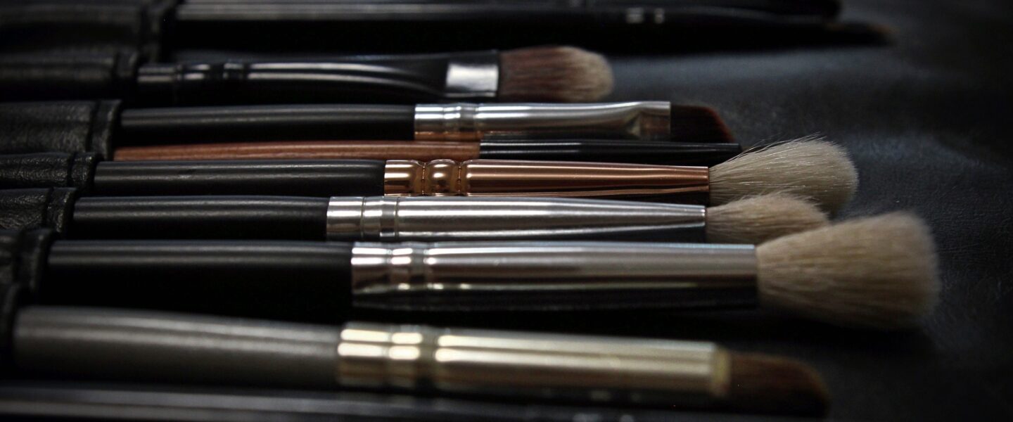 best makeup tutorials - image of a makeup kit, mostly brushes